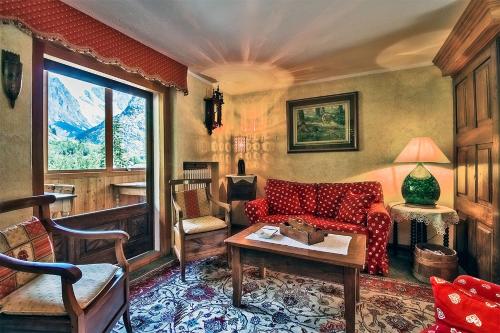 a living room with a couch and a table at Hotel Lo Campagnar in Courmayeur