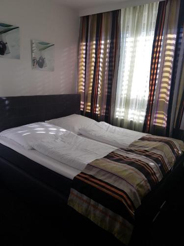 Ένα ή περισσότερα κρεβάτια σε δωμάτιο στο Hotel Wandsbek Hamburg