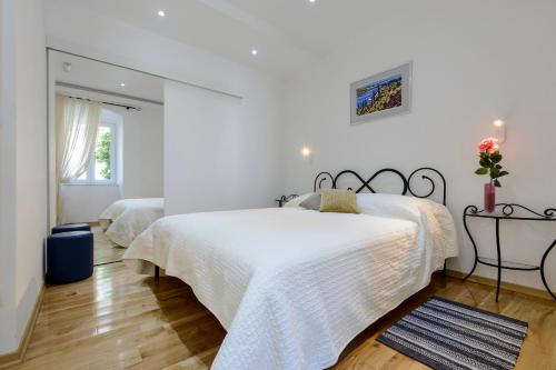 - une chambre blanche avec 2 lits dans l'établissement Apartments Pile Marina, à Dubrovnik