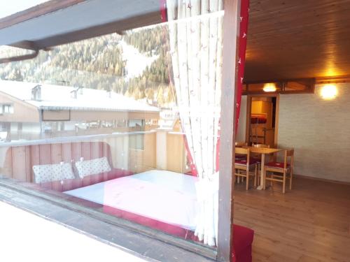 desde la ventana de un balcón con mesa en Residenza Grazia, en Madonna di Campiglio