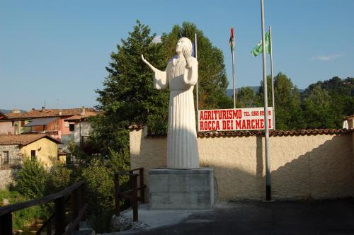 a statue of a woman standing next to a wall at Agriturismo Rocca Dei Marchesi in Sabbio Chiese