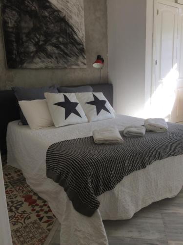 Un dormitorio con una cama con estrellas. en Frente al mar, en Benalmádena