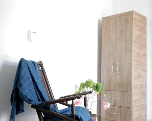 uma cadeira de balanço ao lado de um armário e uma planta em Casa Edith em Cartagena de Indias