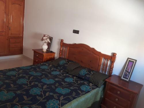 1 dormitorio con 1 cama, vestidor y 1 cama sidx sidx sidx en joli appartement 4 chambres, en Oujda