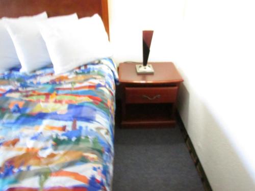 Postel nebo postele na pokoji v ubytování Parsons Inn Downtown Parsons,Tn