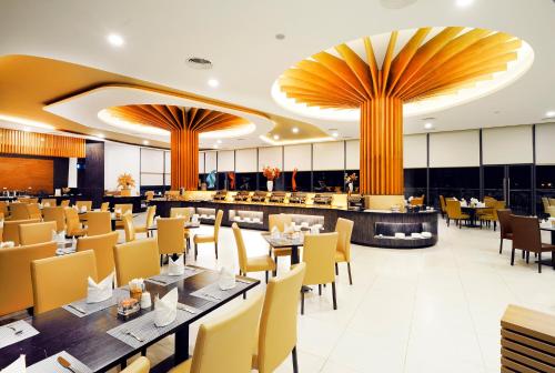 Un restaurante con mesas y sillas y un bar. en The Reed Hotel, en Ninh Binh