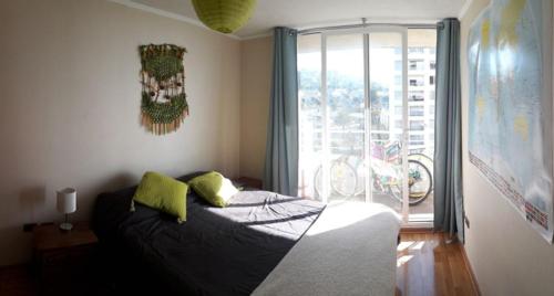 1 dormitorio con cama y ventana grande en Departamento vista al mar, en Valparaíso