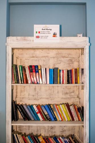 a book shelf filled with lots of books at Hotel Diana in Ravenna