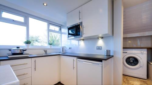 Kuchyň nebo kuchyňský kout v ubytování Cheshire Hospitality Ltd Trading As Lennox Lea Studios and Apartments