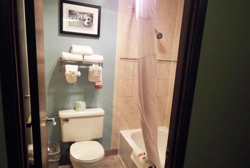 Salle de bains dans l'établissement Super 8 by Wyndham Casper East/Evansville