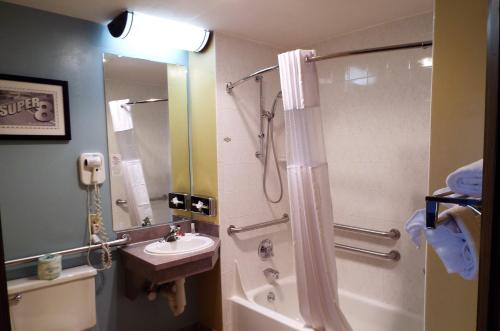 Phòng tắm tại Super 8 by Wyndham Casper East/Evansville
