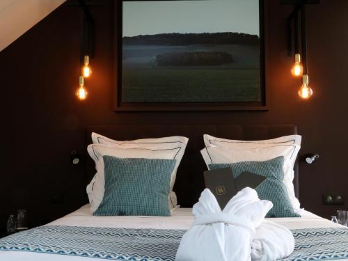 a bedroom with two beds and a picture on the wall at Hôtel-Restaurant Bel Ami in Pacy-sur-Eure