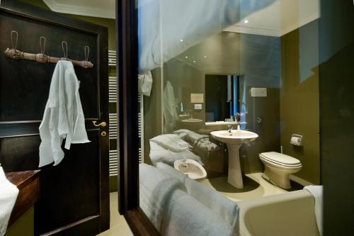 a bathroom with a toilet and a sink at Agriturismo Tra Le Vigne in Buttrio