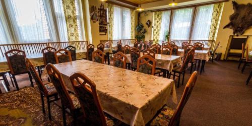 Un restaurante o sitio para comer en Hotel Vltava