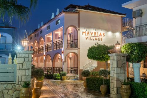 um edifício com uma placa que diz mayalis aldeia em Mavrias Village em Tsilivi