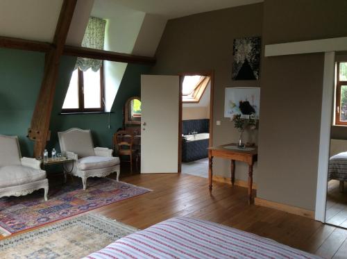 1 dormitorio con 1 cama y sala de estar en Haras de Baudemont, en Ittre