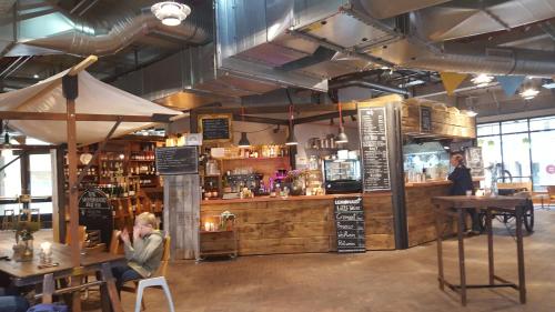 ブレーメンにあるBremen Apartments Nath Schnoorのレストランのバーに座る者