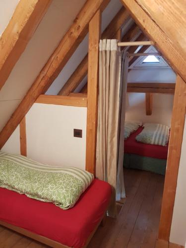 Cette chambre mansardée comprend 2 lits. dans l'établissement La Lince Lodge, à Camporosso in Valcanale