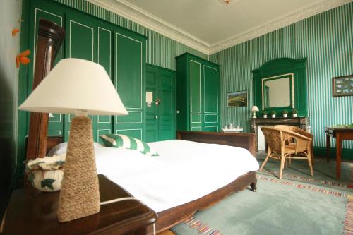 Katil atau katil-katil dalam bilik di Grand gîte 15 personnes, 9 chambres, 100km de Paris en Exclusivité
