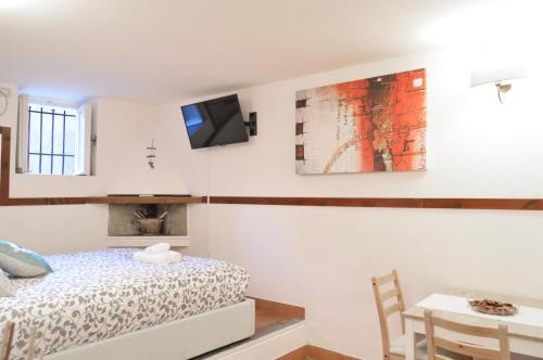 ローマにあるMoroni Apartment Trastevereのベッドルーム1室(ベッド1台、壁掛けテレビ付)