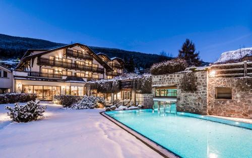 una grande casa con piscina nella neve di Hotel Angelo Engel a Ortisei