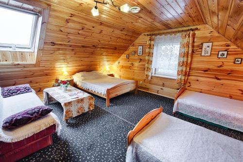 מיטה או מיטות בחדר ב-Aleksandrówka - Domek Aleksander