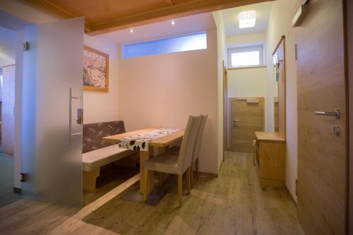 - une petite salle à manger avec une table et une porte dans l'établissement Hotel Ennskraxblick, à Kleinarl