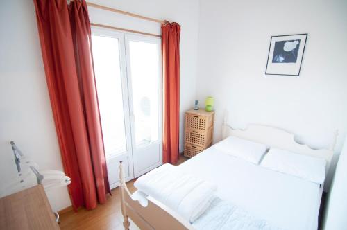 1 dormitorio con cama y ventana grande en L'amigeste, en Pouzols-Minervois