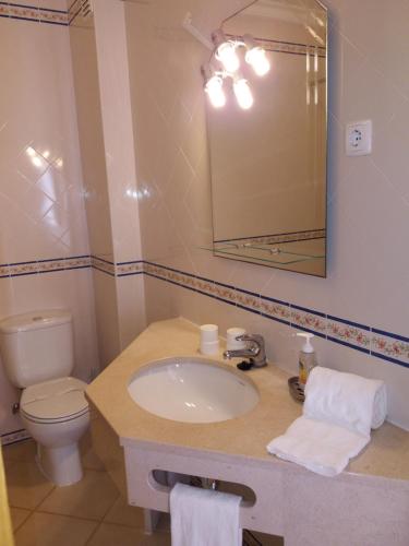 ห้องน้ำของ Apartamentos Colina do Mar Downtown Albufeira