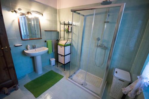 a bathroom with a glass shower and a sink at Villetta Lilla' in Impruneta