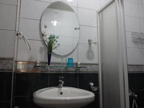 A bathroom at 晨曦山莊 晨曦紅瓦厝國民旅遊卡特約商店Sunshino farmstead