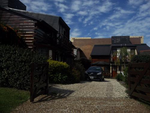 un'auto parcheggiata di fronte a una casa con vialetto di Cabañas Brisas del Golf a Colón