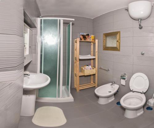 La salle de bains est pourvue de 2 toilettes, d'une douche et d'un lavabo. dans l'établissement Casa Luna, à Naples