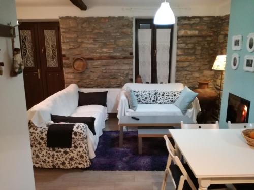 Beautiful cottage in Zagora في زاغورا: غرفة معيشة مع أريكة وطاولة