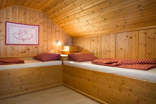 Säng eller sängar i ett rum på Hauserhof am Goldberg