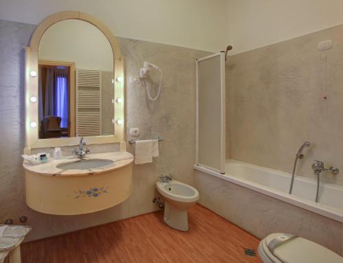bagno con lavandino, vasca e servizi igienici di Hotel Villa Braida a Mogliano Veneto