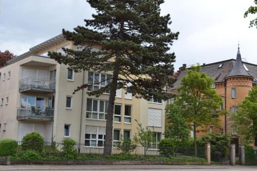 un condominio con un albero di fronte di Alissa a Ludwigsburg