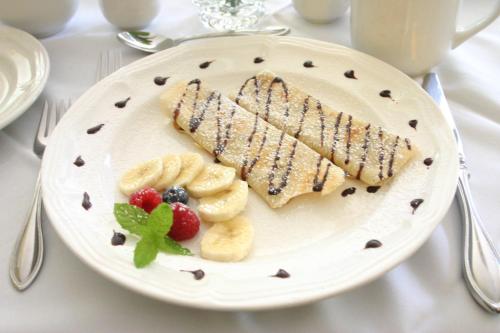 een witte plaat met eten op tafel bij Glynn House Inn in Ashland