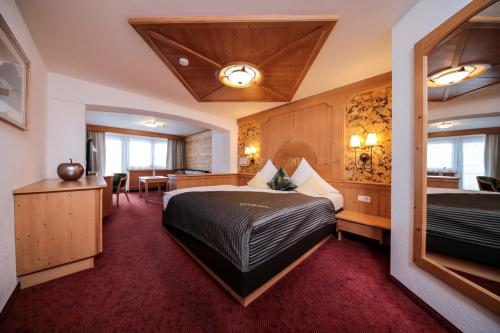 เตียงในห้องที่ Hotel Tirol