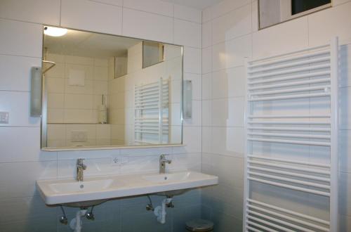 マリアプファルにあるLANDHAUS Pichlerのバスルーム(洗面台、鏡付)