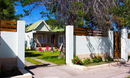 a white fence in front of a house at Divina Casona Posada Boutique in San Rafael