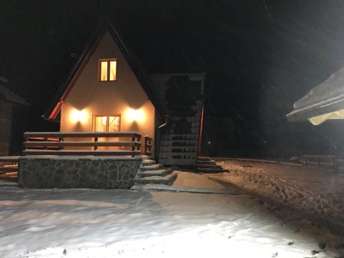 L'établissement Mountain house Popović Tara en hiver