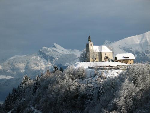 Kościół na szczycie góry ze śniegiem w obiekcie Le reposoir w mieście Mont-Saxonnex