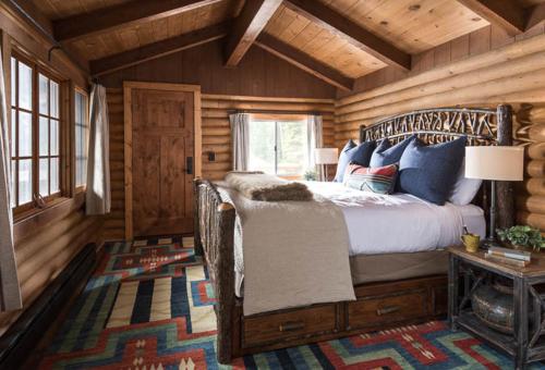 Un ou plusieurs lits dans un hébergement de l'établissement Lone Mountain Ranch