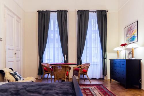 ブダペストにあるAndrassy 91 Apartmentのベッドルーム1室(ベッド1台、テーブル、椅子付)