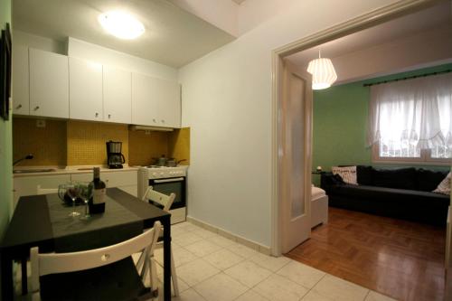 アテネにあるLuxury flat in Kolonaki, 3’ Metroのキッチン、リビングルーム(テーブル、ソファ付)