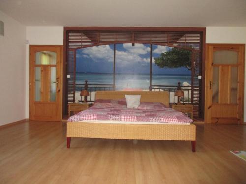 Un pat sau paturi într-o cameră la Villa Cechy
