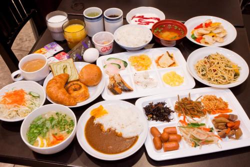 静岡市にあるくれたけインプレミアム静岡駅前のたくさんの食べ物の皿が置かれたテーブル