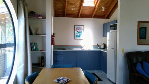 Ruang duduk di French Pass Beachfront Villas