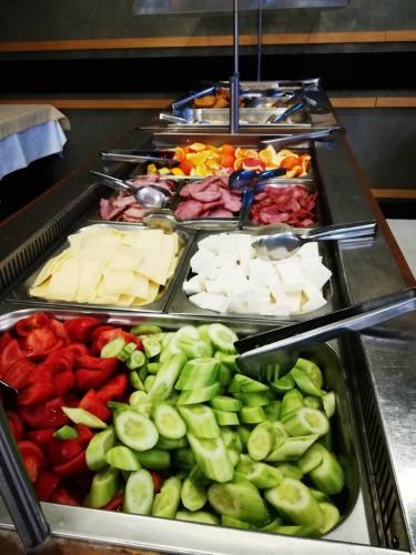 Spa Hotel Ata في فارشيتس: بوفيه مليء بمختلف انواع الفواكه والخضار